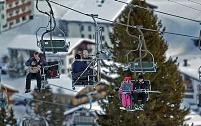 Renée Zellweger und Colin Firth auf einem Sessellift in Lech